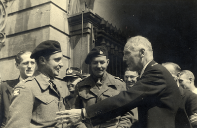 97599 Afbeelding van de verwelkoming van de bevelvoerend officier van het 49th Reconnaissance Regiment (Polar Bears), ...